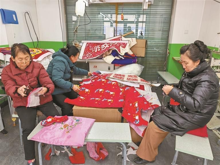 ���Ӵ�ȱ֮���ֹ���Ʒרҵ�����磬�м��˻��㷼(��һ)�������ֹ���Ʒ(������Ƭ)�� ����ͨѶԱ �¶���